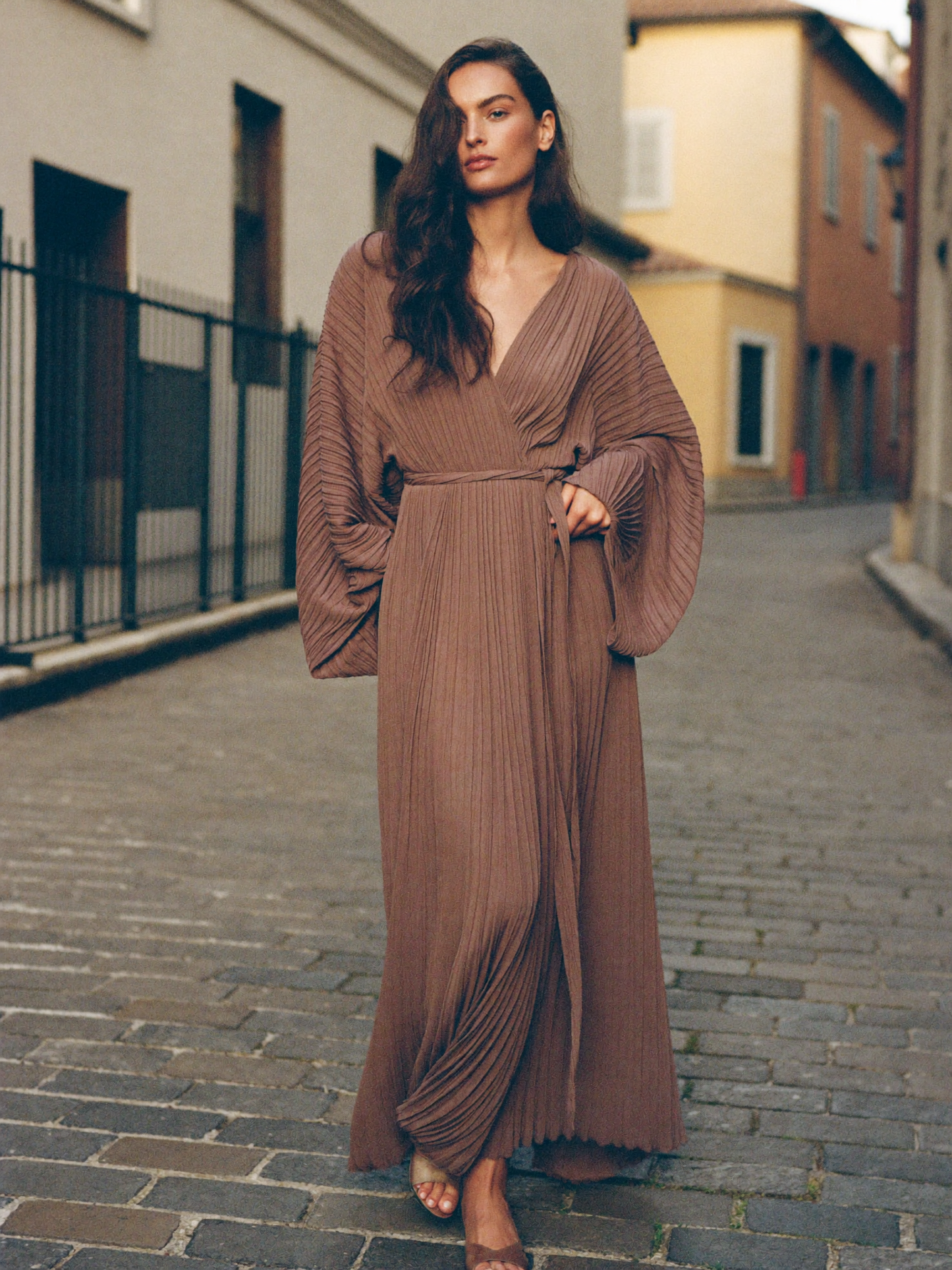 Camille Maxi Jurk in taupe plissé chiffon